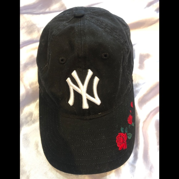TRENDY NWOT Embroidered Yankee Hat - Picture 1 of 3